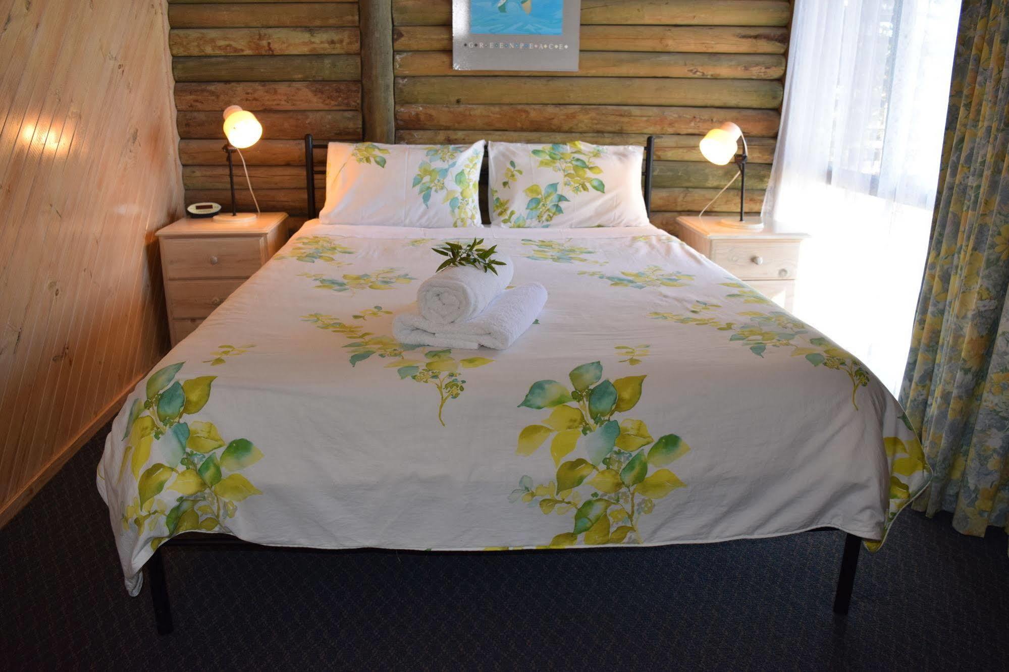 Lazy Acre Log Cabins Lakes Entrance Esterno foto