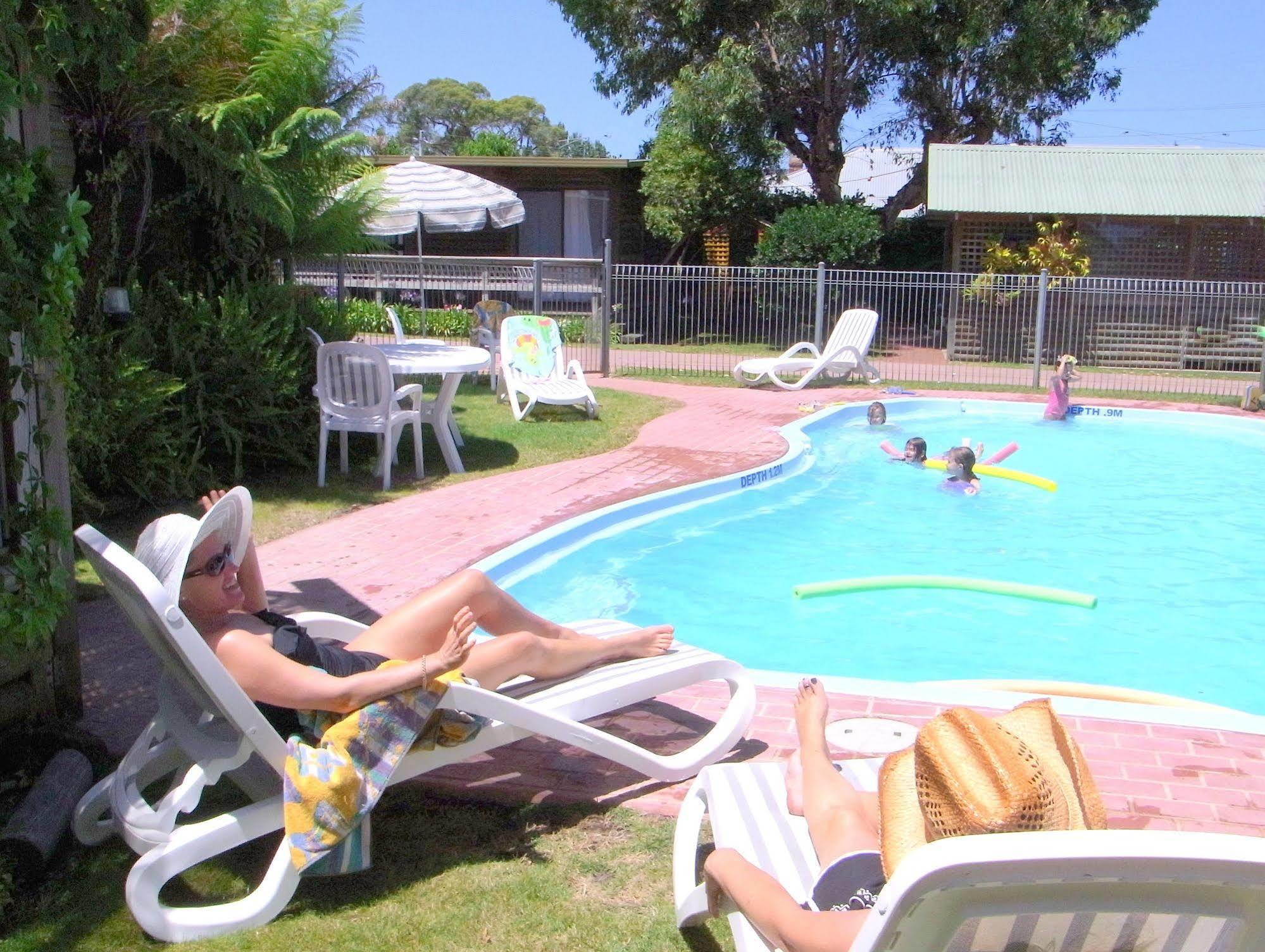 Lazy Acre Log Cabins Lakes Entrance Esterno foto