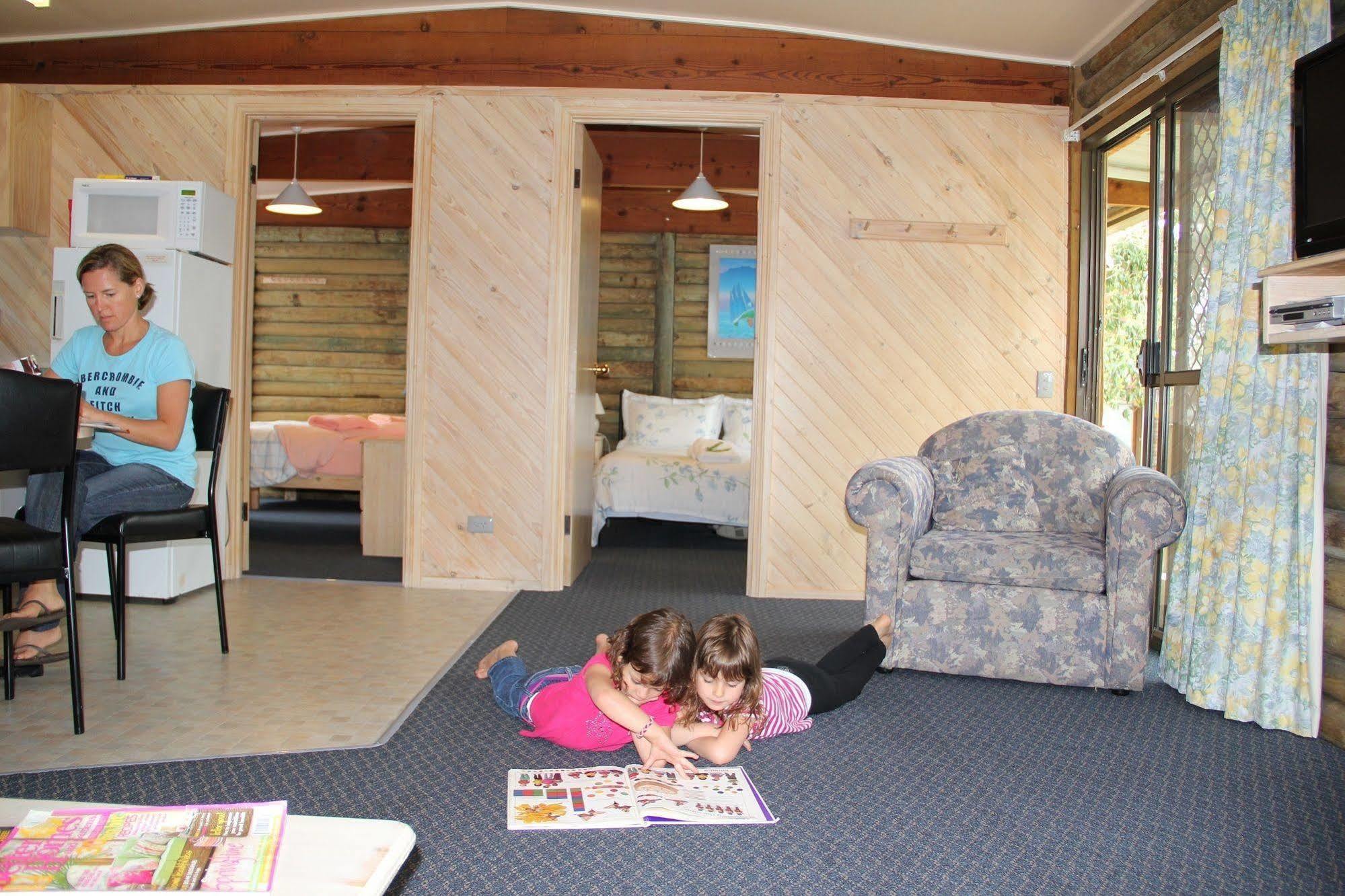 Lazy Acre Log Cabins Lakes Entrance Esterno foto